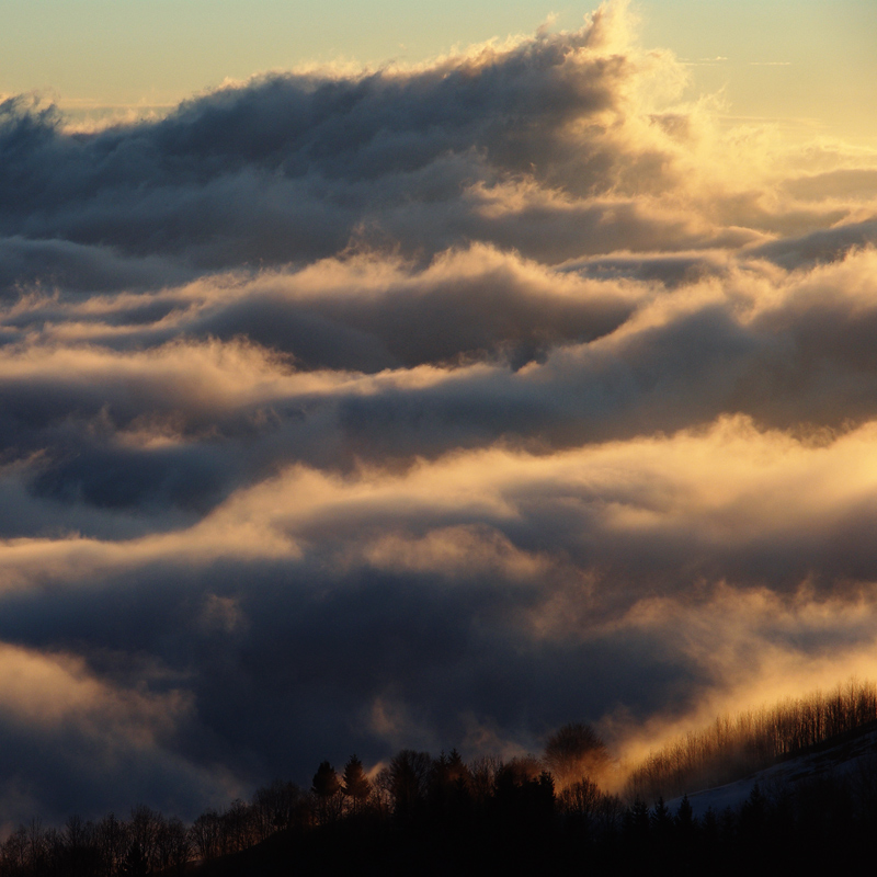 prime luci sopra le nubi