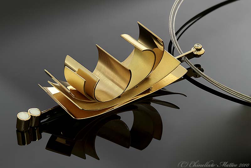 Pendente in oro lucido e satinato con diamante