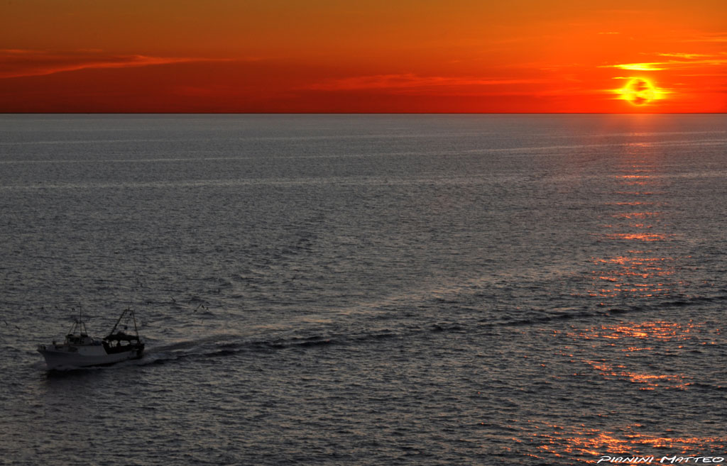 Peschereccio durante il tramonto a Portovenere