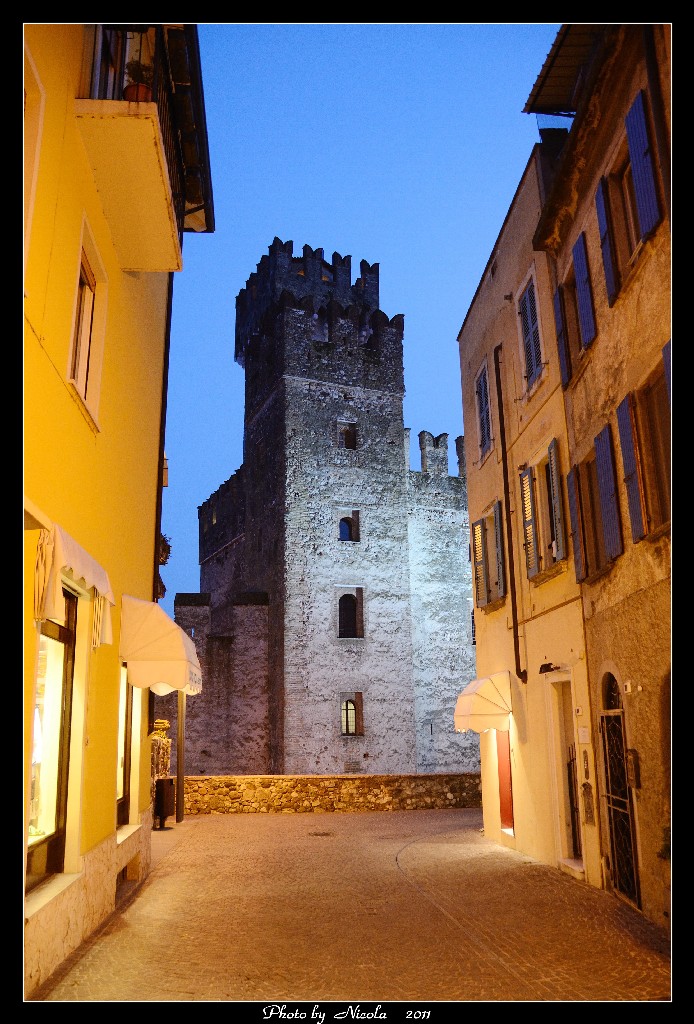 scorcio del castello di Sirmione by night