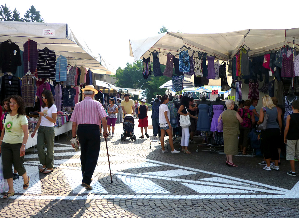 85  IL MERCATO DEL  GIOVEDI'.....