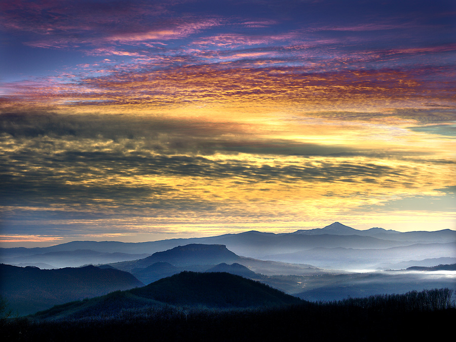 sorge il giorno sulla Pietra di Bismantova