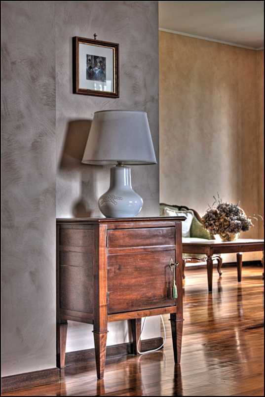 Interno con lampada e vaso di fiori