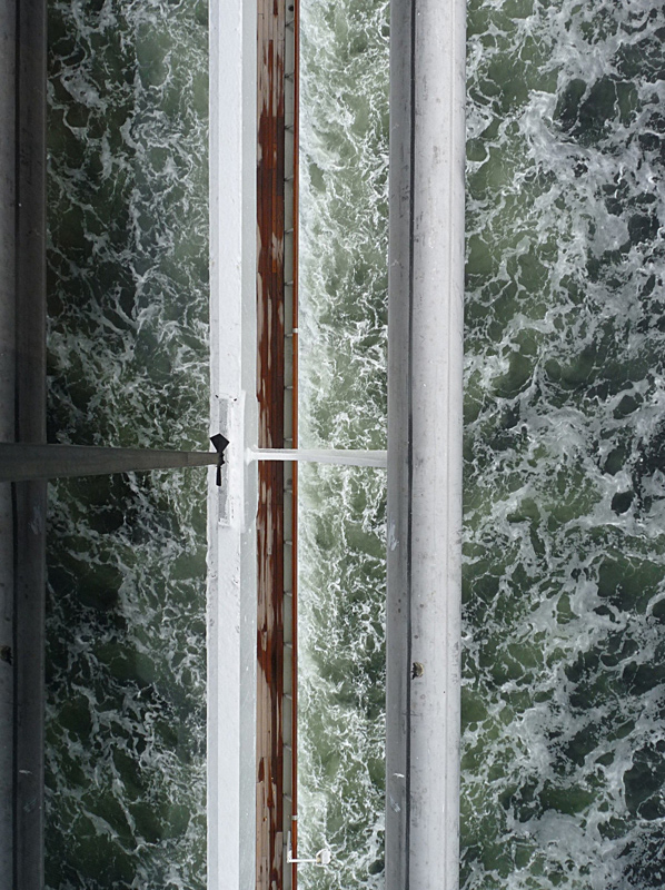 Astratti ed ingannevoli riflessi marini