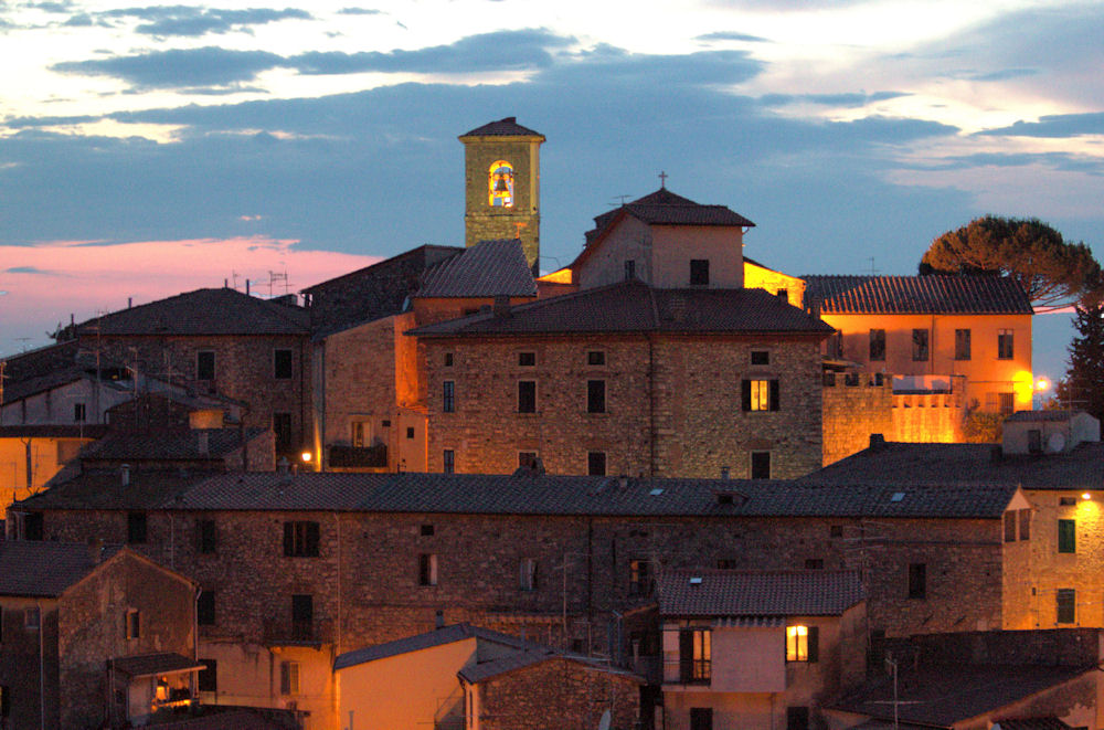 Gavorrano.... un gruppo di case che giocano a giro giro tondo intorno ad un campanile
