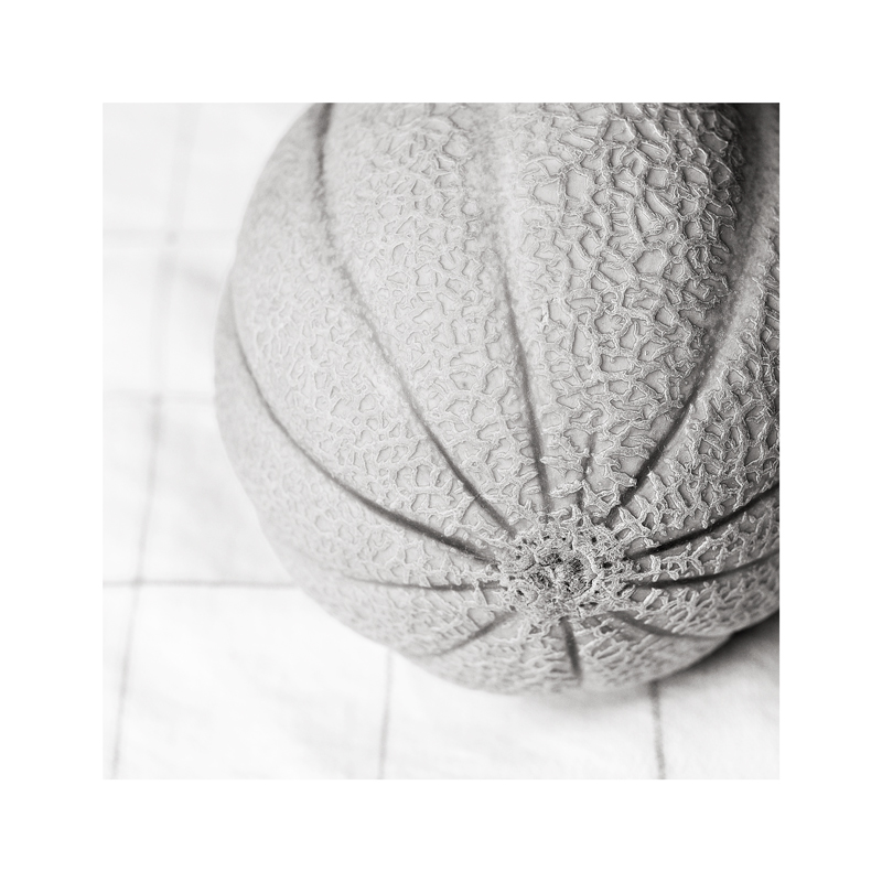 melone su tovaglia a quadri gialli