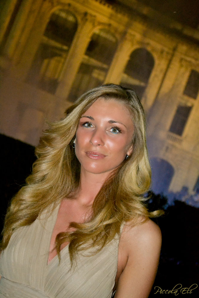 Oh, her eyes her eyes, make the stars look like they're not shining...