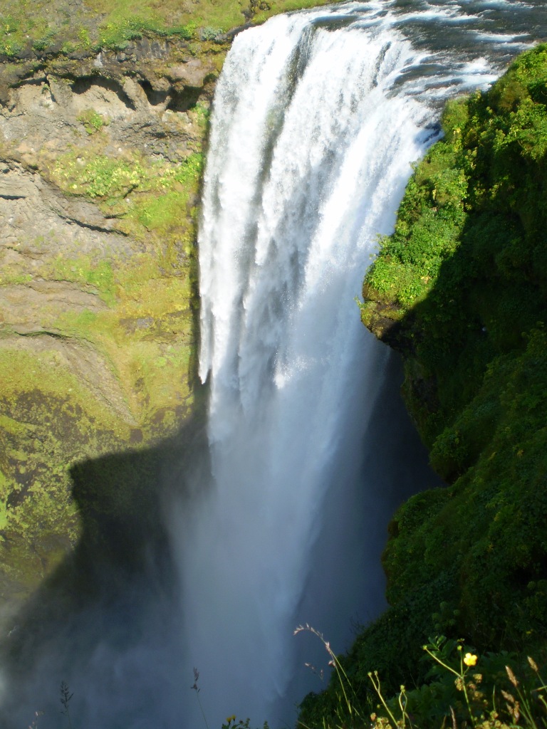 Sopra una cascata in Islanda