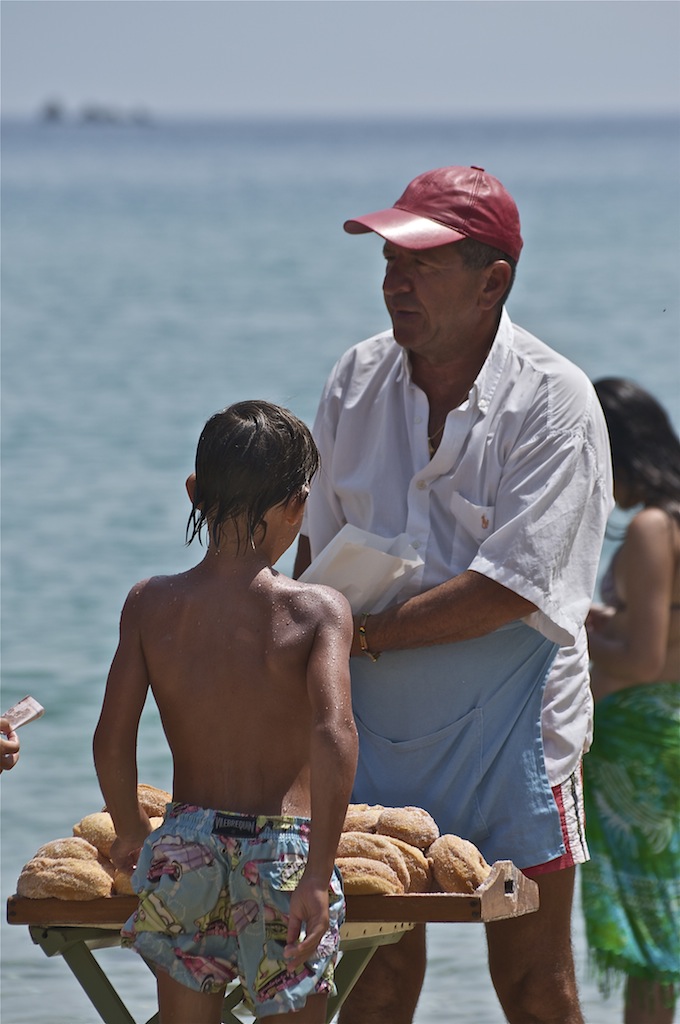Venditore di Krapfen in spiaggia......