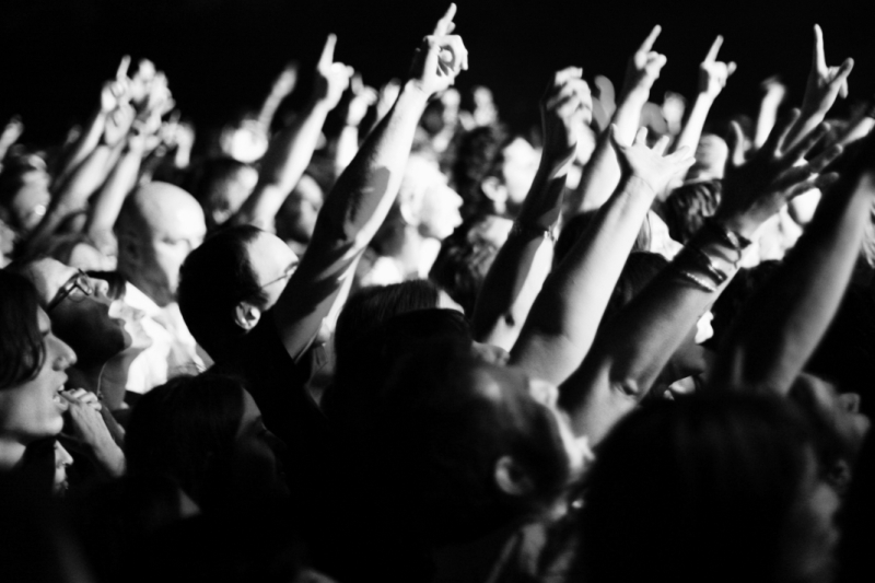 con le mani al cielo