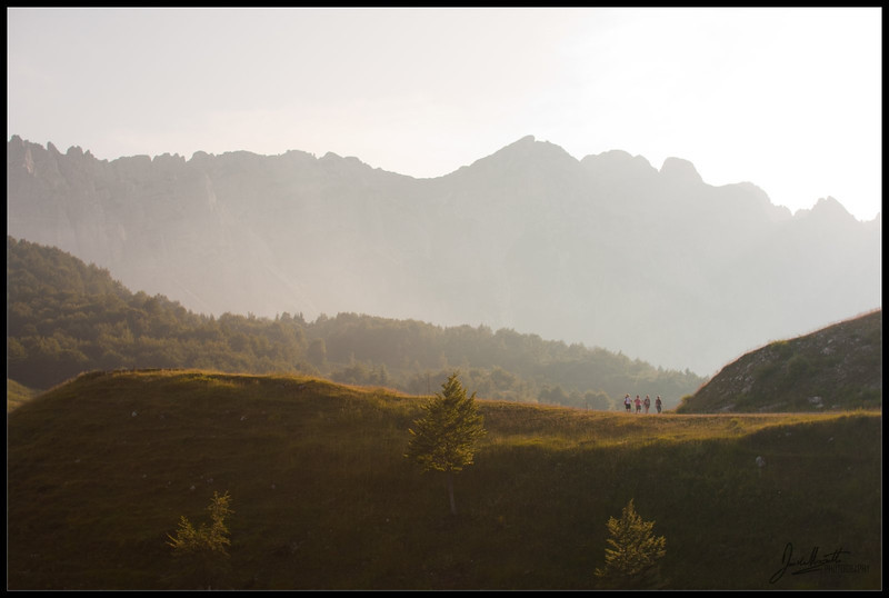 Camminando tra i monti immersi nella luce