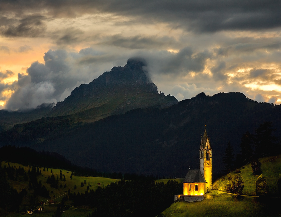 chiesetta al crepuscolo