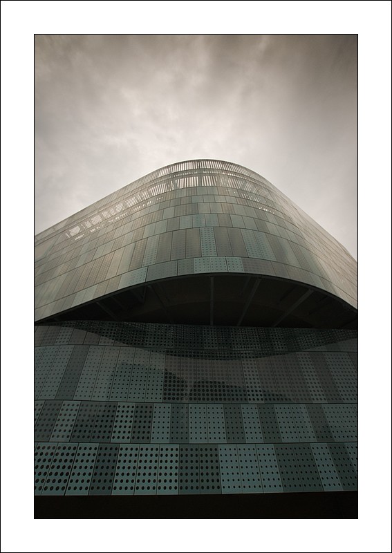 "abbracciato da una sinuosa pelle in alluminio forato...." (serie)