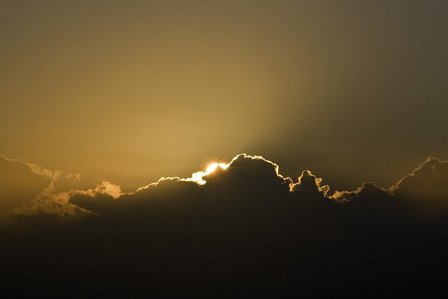 Sorge il sole tra le nuvole