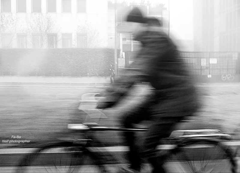 in bici nella nebbia