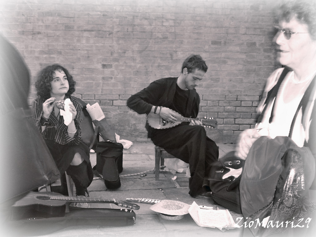 ..L'Indifferenza Della Gente..