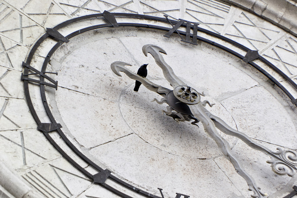 Meno male che l'orologio gira in senso orario...