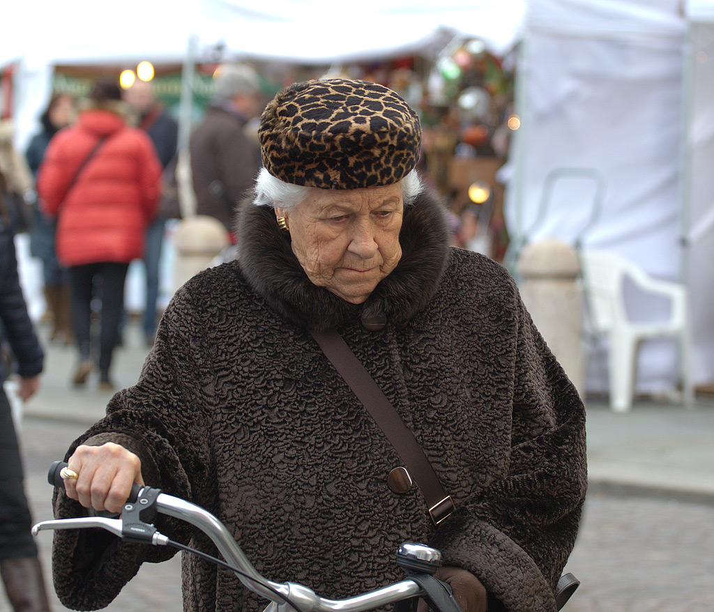 signora con cappello