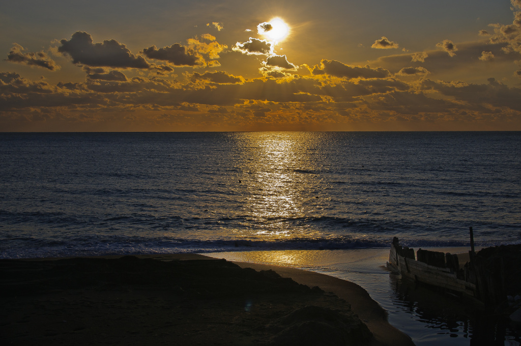tramonto in riva al mare
