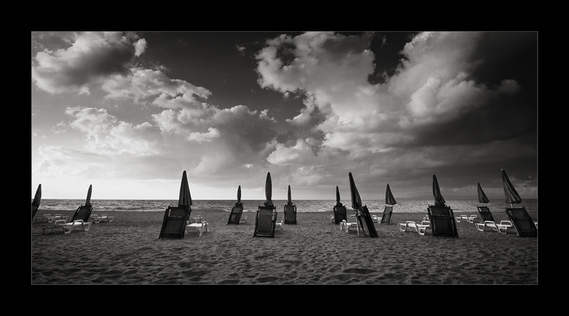 le sdraio e gli ombrelloni