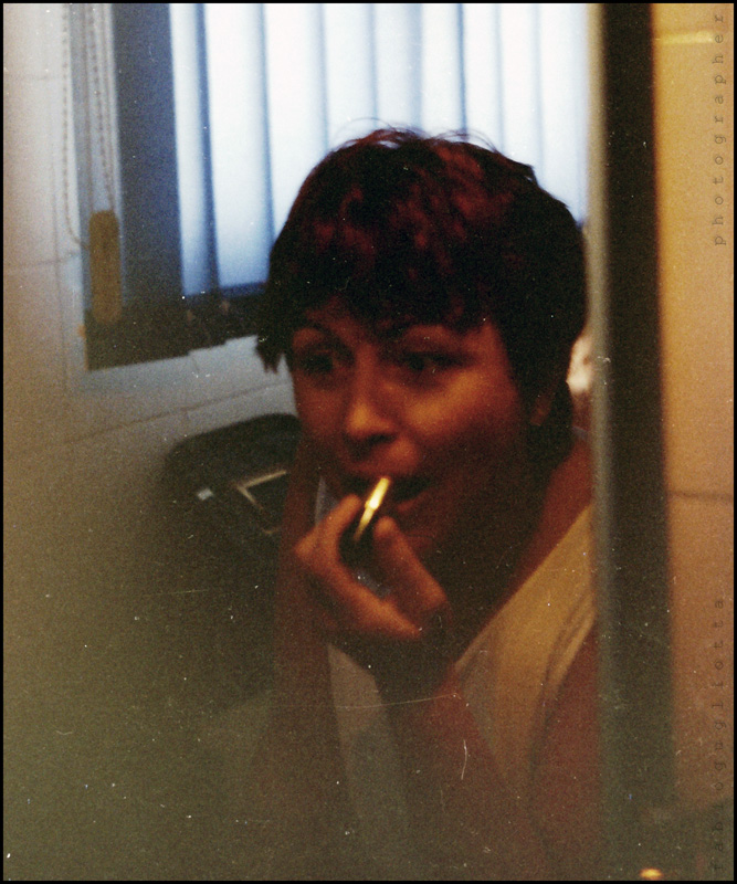 "allo specchio" (scan da neg. 1994; modella Nunzia)