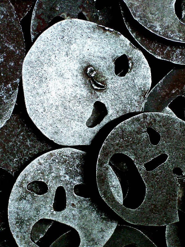 �Per arrivare all�alba non c�� altra via che la notte.�  (Kahlil Gibran)