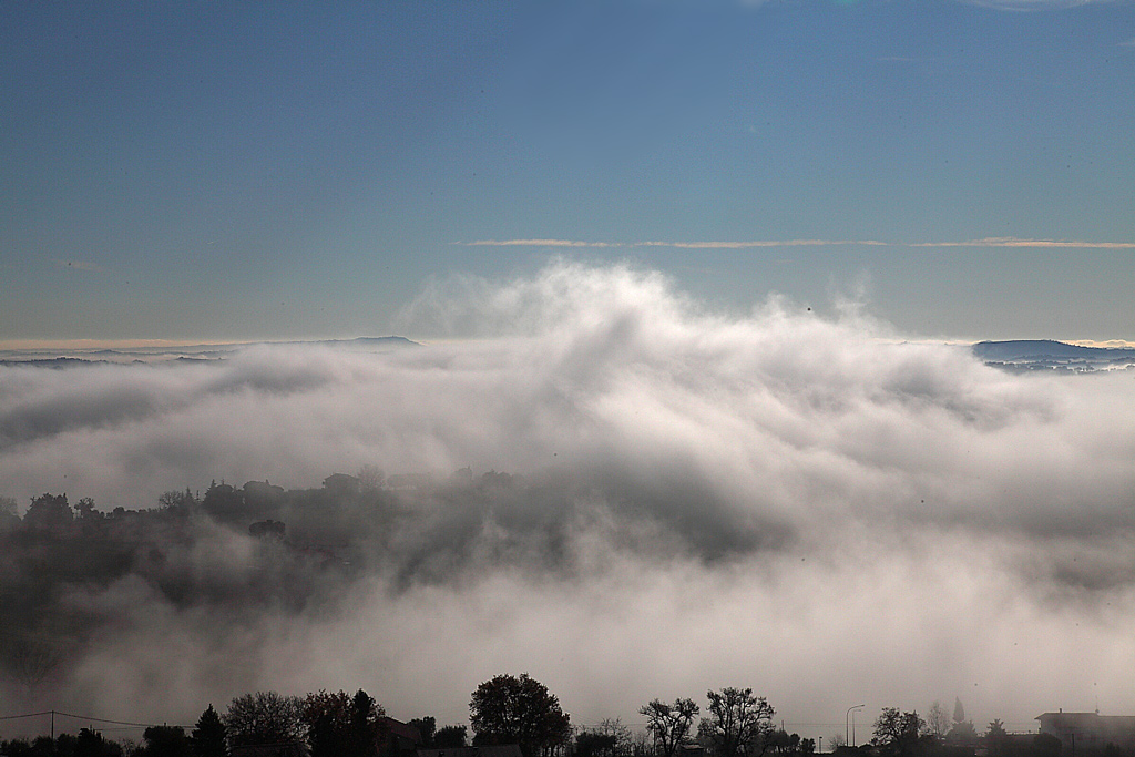 La nebbia agli irti colli