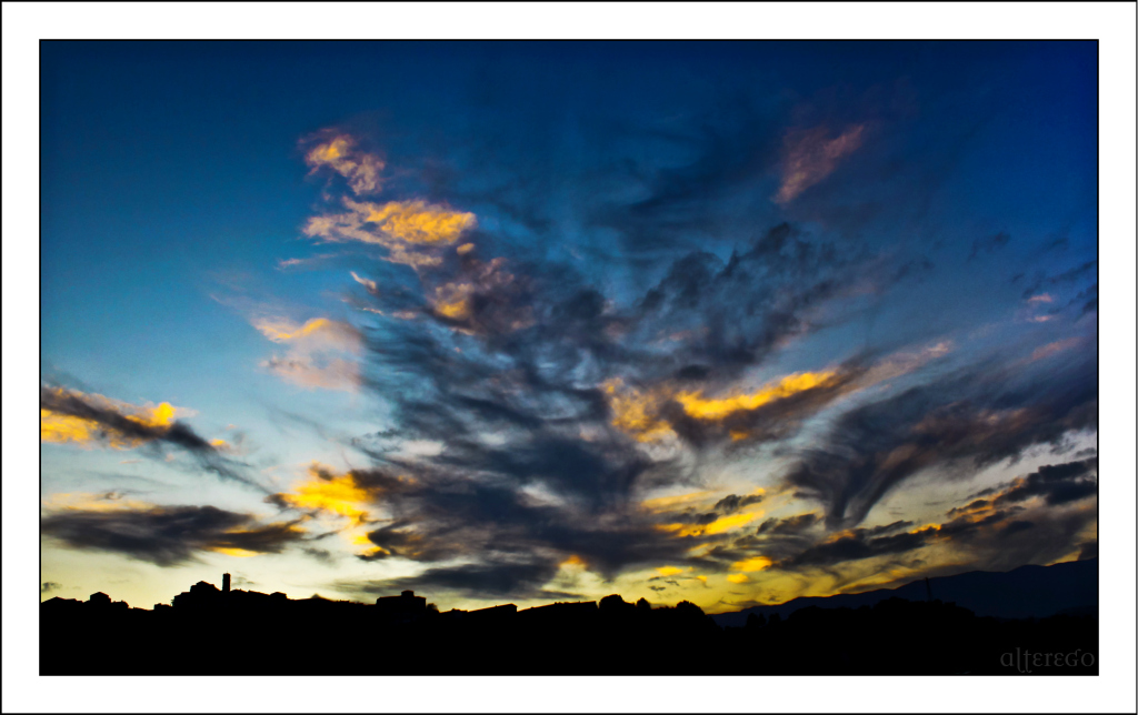 Dietro la collina � il sole.