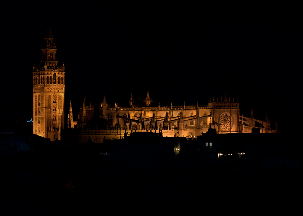 la giralda di notte siviglia