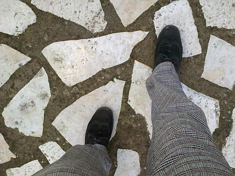 ...non guarda oltre...