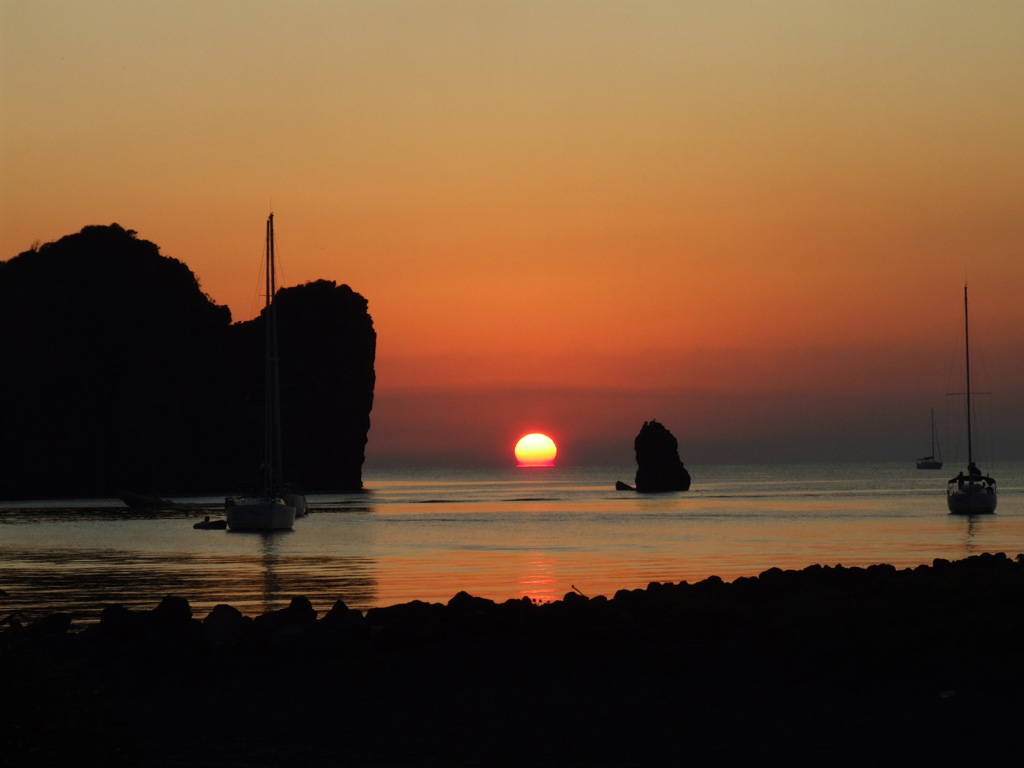 sole al tramonto a Vulcano