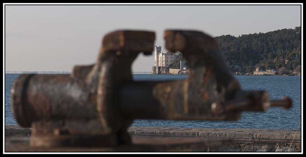 ...stretto nella morsa