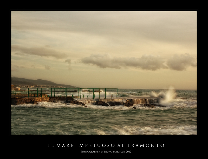 Il mare impetuoso al tramonto