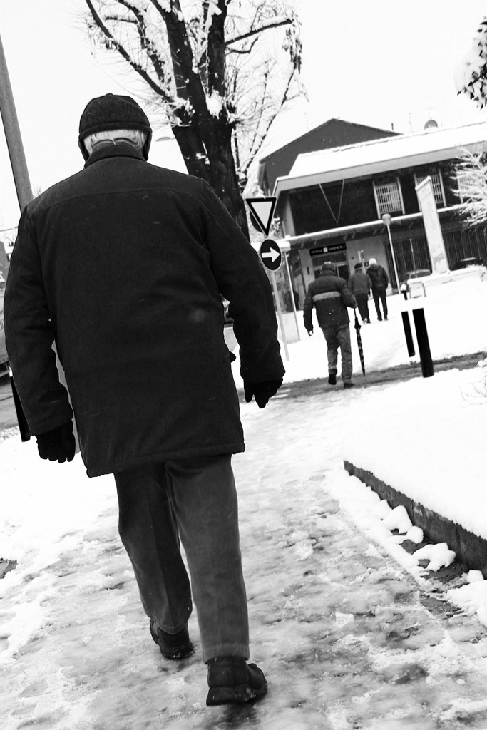 -In fila, l� dove indica la freccia-