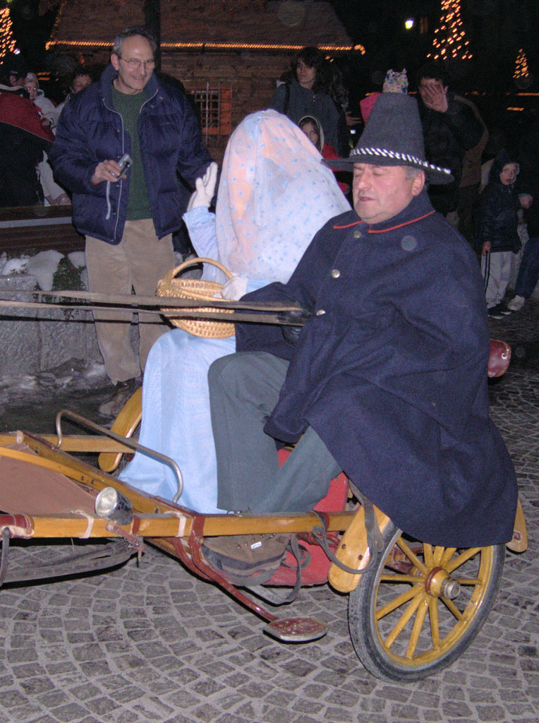 uffa sta S.Lucia si ferma a parlare pure con gli adulti...