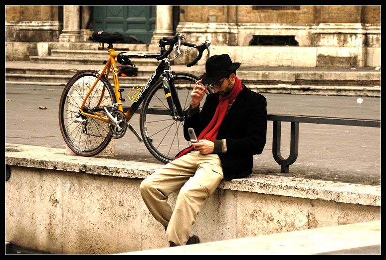 Bici, cappello e telefonino