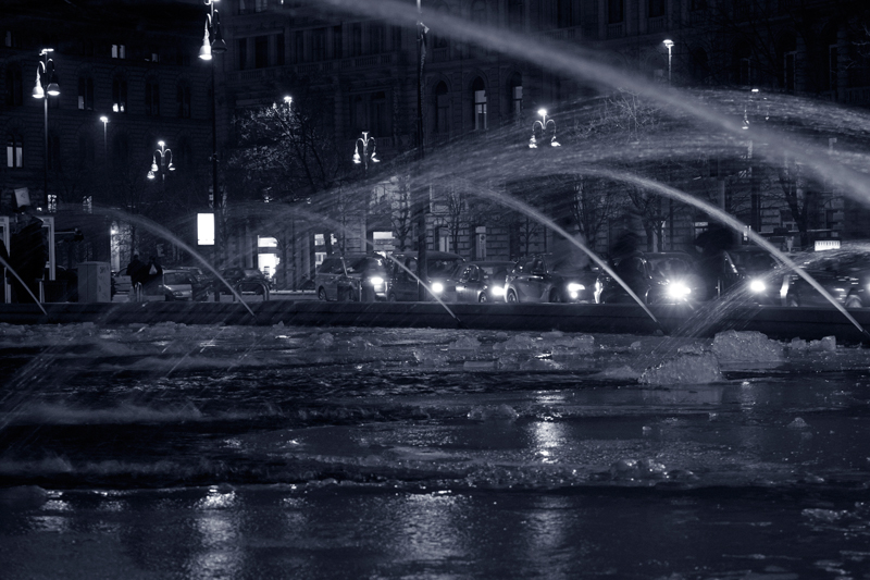 Acqua e ghiaccio in fontana