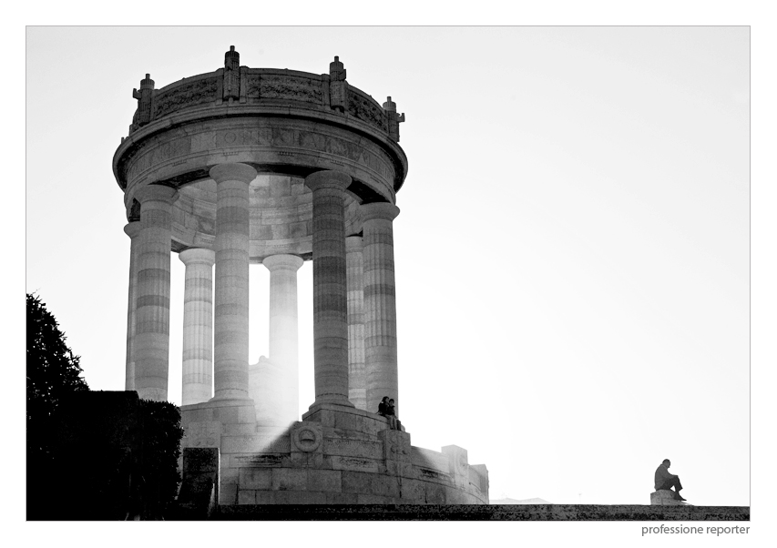 Monumento controluce