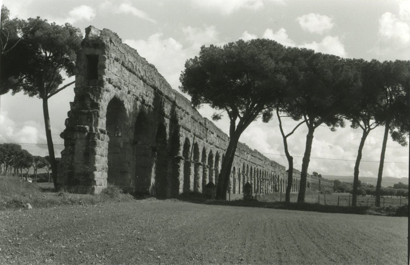Roma-acquedotto romano sulla via Appia