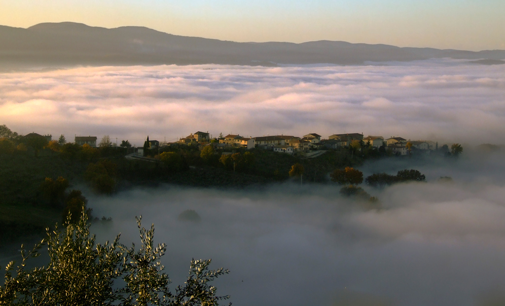 LA VALLE UMBRA IMMERSA NELLA NEBBIA