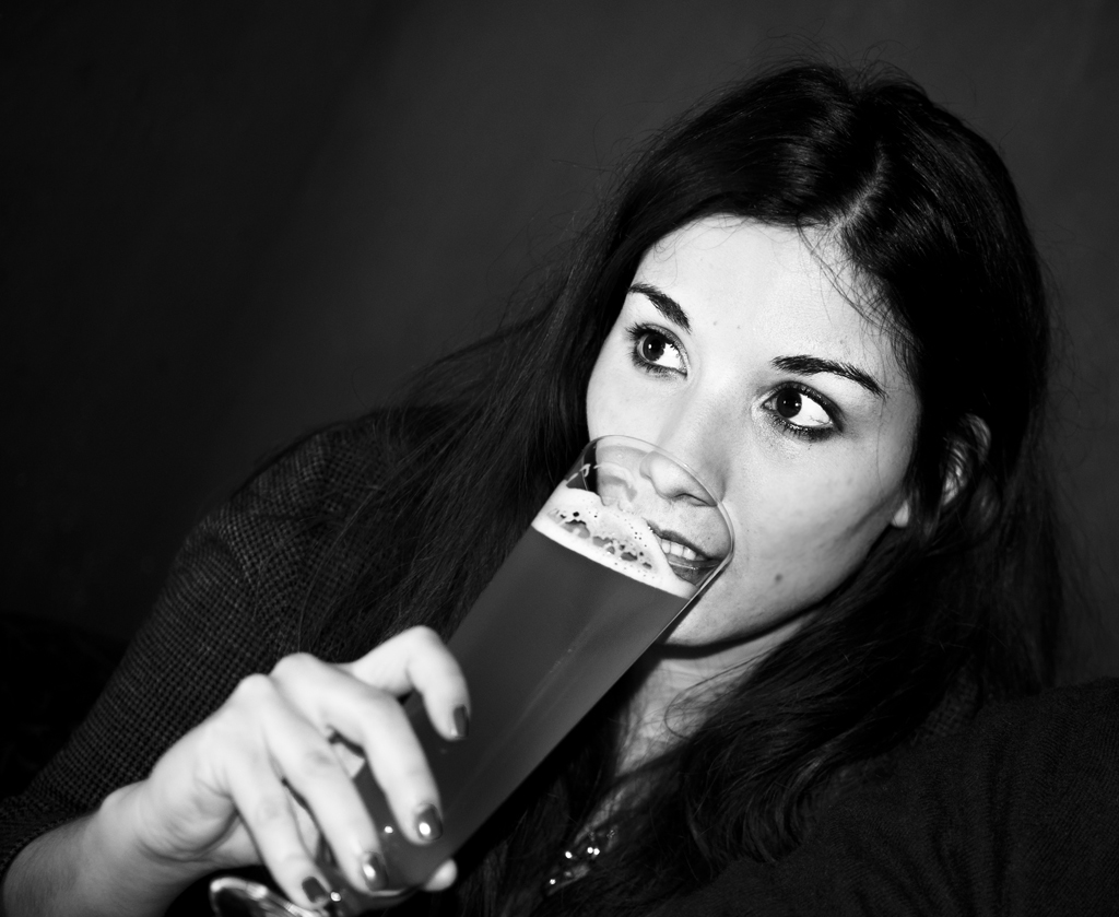 Bevendo una birra B&W