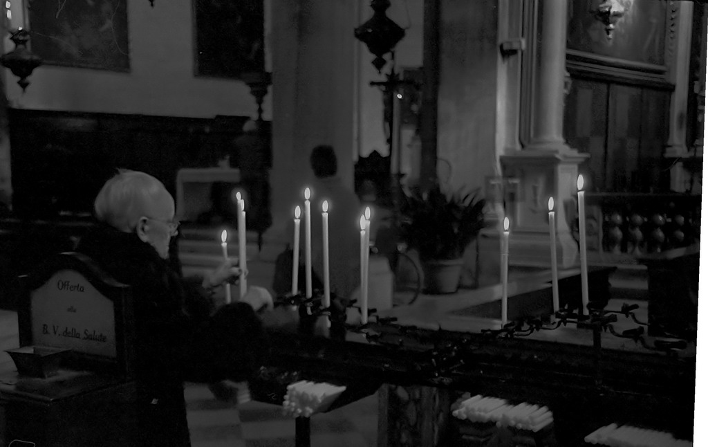 flebili luci di umana speranza