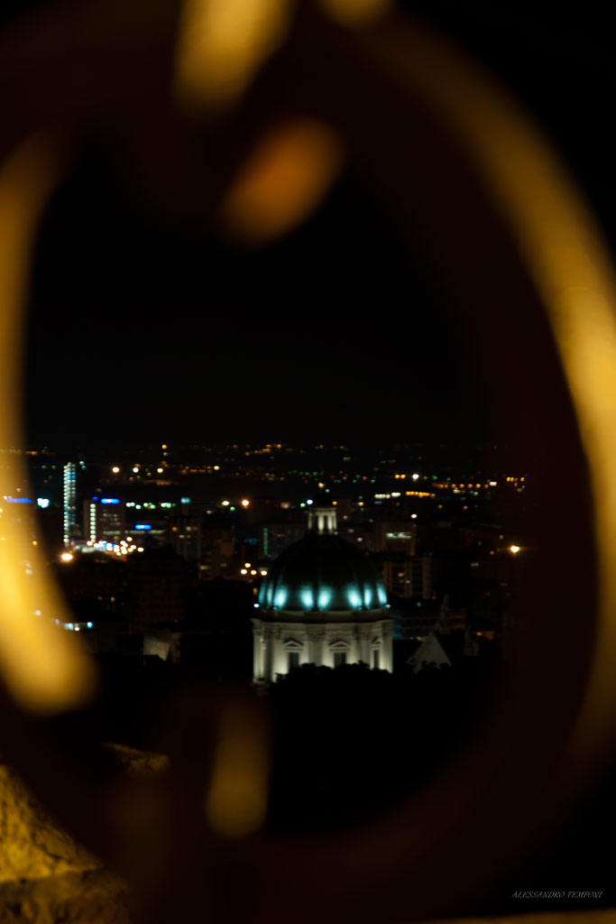 Brescia notturna in catene