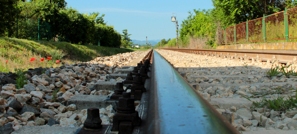 ...seduto sulla rotaia...