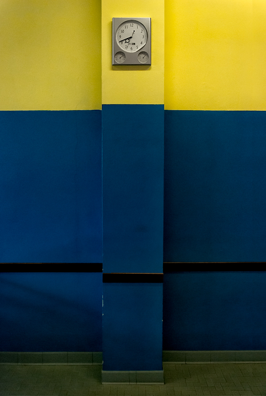 interno con orologio