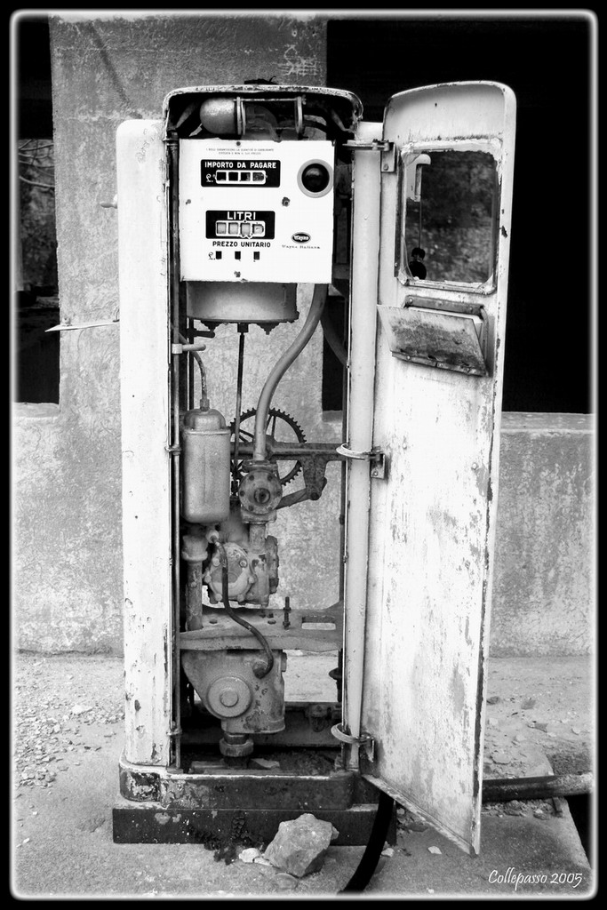 Pompa di benzina in una cava abbandonata