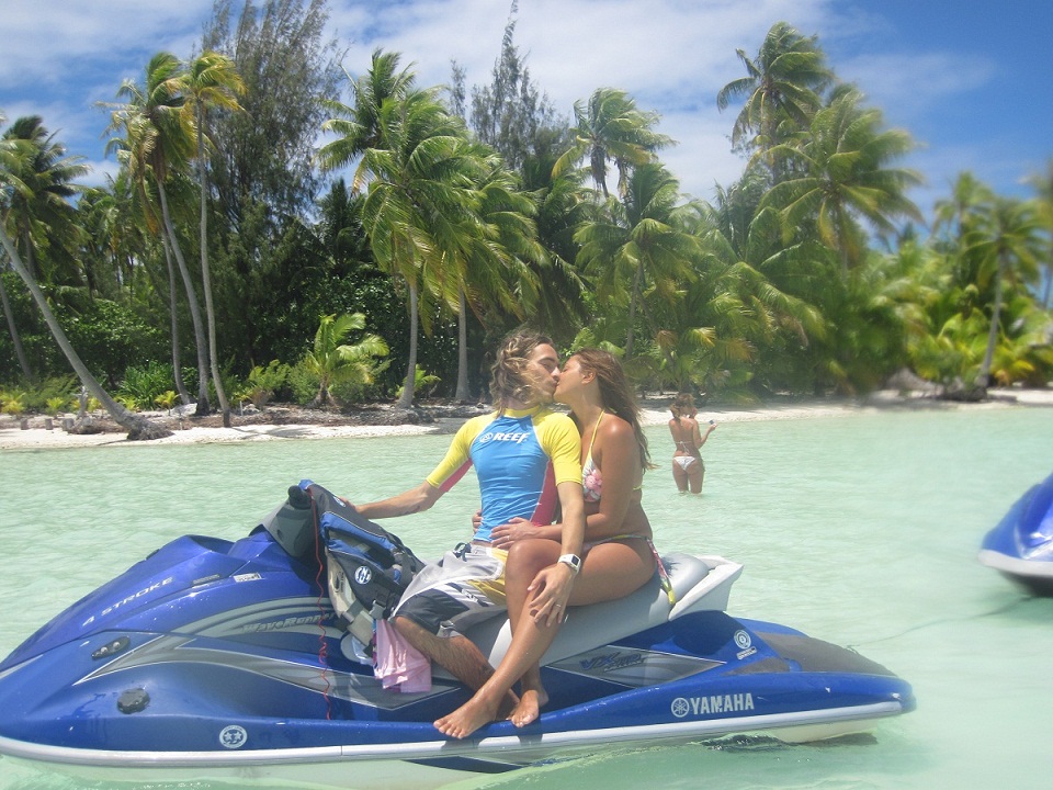 Kiss on the jetski