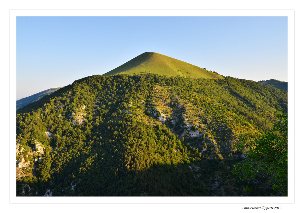 Primi raggi di sole sul Monte Foce