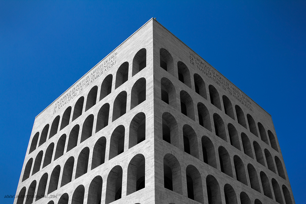 Il colosseo quadrato...