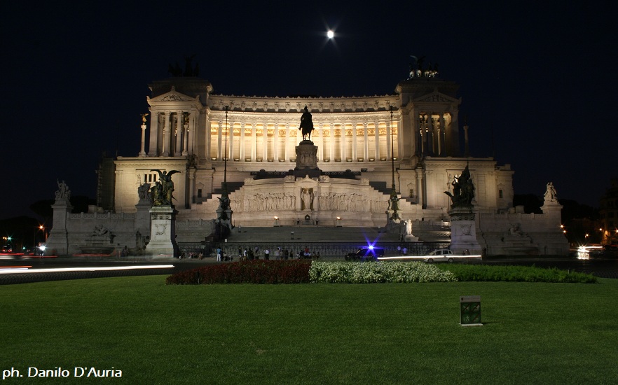 Piazza Venezia di sera